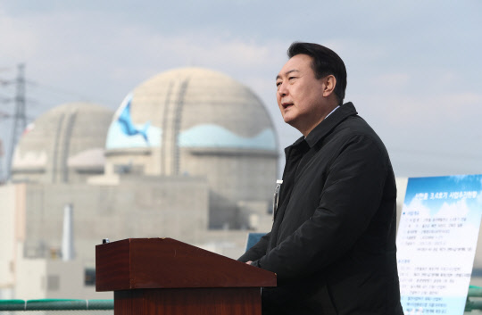 윤석열 국민의힘 대선후보가 29일 오후 경북 울진군 신한울 3·4호기 건설중단 현장을 방문, 탈원전 정책 전면 재검토와 신한울 3·4호기 건설 즉각 재개 등 원자력 공약을 발표하고 있다.연합뉴스
